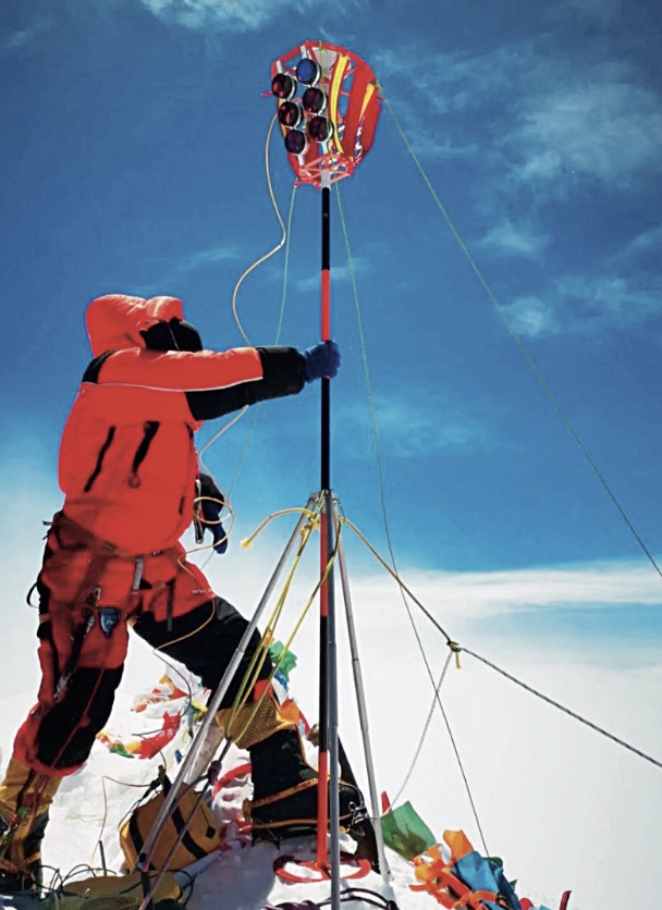23-4 华测导航北斗高精度定位设备在珠峰GNSS 同步观测点作业