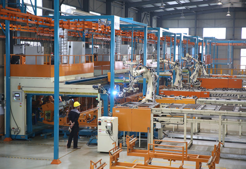 新兴县的制造业工厂内部，全自动化生产
