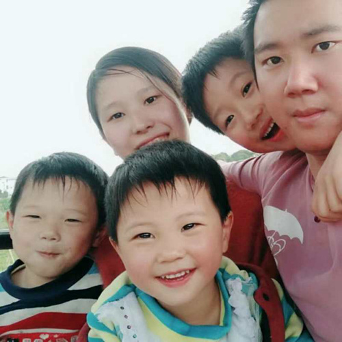 张巧玲一家人，如今她有3个孩子。图片来源：蓝山县扶贫办