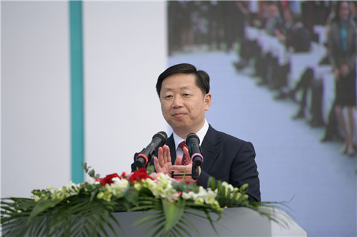 书记,盛泽镇党委书记,中国东纺丝绸市场党工委书记王益冰主持开幕式