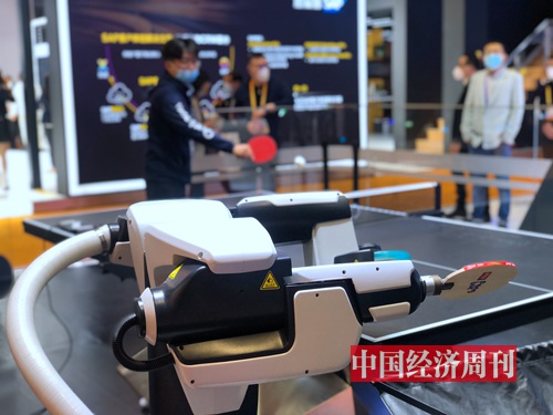 全球首台人工智能机器人乒乓球发球机庞伯特（贾璇摄）