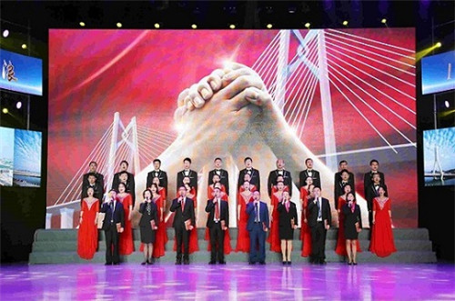 4.音诗画《法尔胜旗帜迎风飘扬》