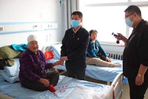 刘镇平在卫生院走访，图片由受访者提供