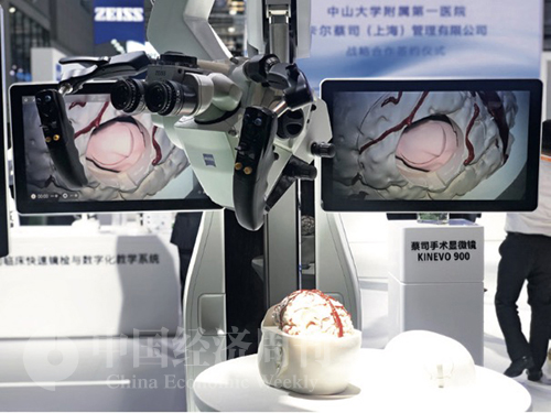 29-4 德国企业蔡司的一款KINEVO 900 手术显微镜亮相进博会，可应用于各类显微外科手术，并