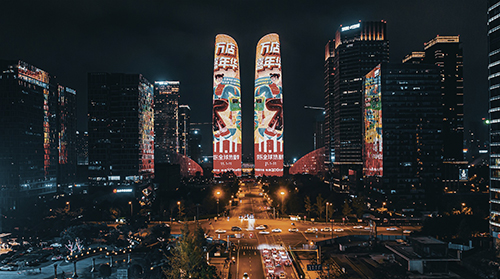 53 2020 年11 月3 日，正值双十一期间，成都双子塔，打出京东全球热爱季的广告。