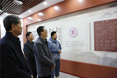 甘肃省政协常委教科卫体委员会主任管钰年一行来陇东学院调研指导工作