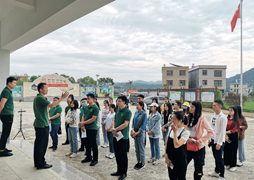 62 今年五一期间，大学生到高布村入户走访，全国供销总社扶贫干部吉志雄（左二）参加活动。