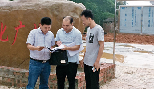61-1 廖文广（左一）在隆安研究扶贫项目