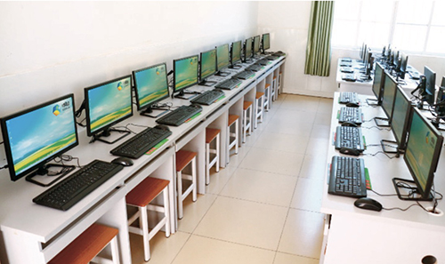 60 中粮集团在隆安中学建设网络教室，为贫困学子提供开放式的网络学习平台。