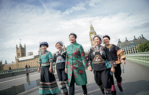 55 2017 年9 月，夏华（左三）第一次带领绣娘来到伦敦。