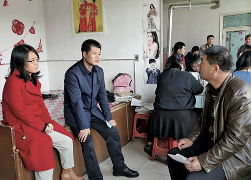 38 北京市朝阳区援助河北省康保县扶贫干部刘镇平（左二）在土城子卫生院走访慰问