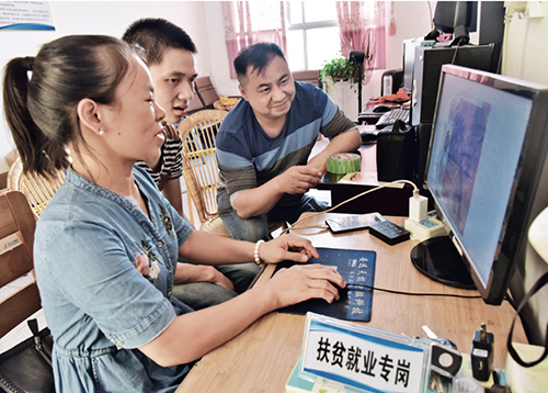 106 “中国好人榜”上榜者、电商创业者唐秋香正在指导伙伴们做好红蜜薯的售后。