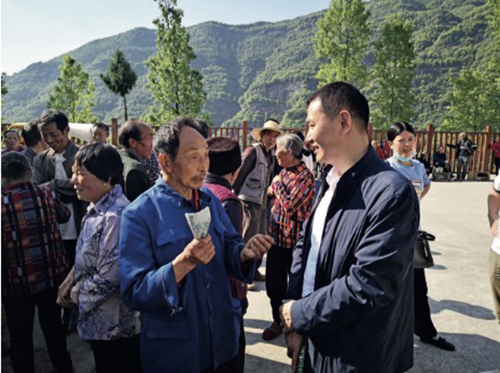 70-2 2020 年4 月，中国工商银行消费扶贫联动机制在南江县高桥镇桅杆村实施。自家的鸡蛋和蔬菜