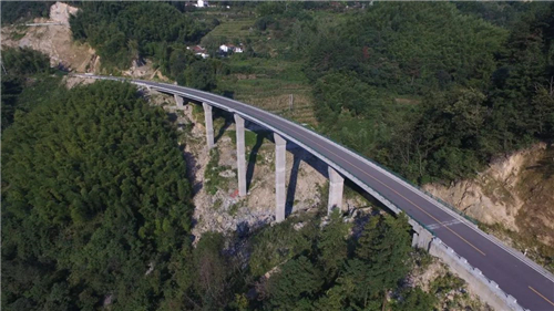 大别山旅游通道霍山段青枫岭大桥.