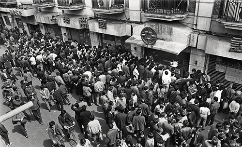30 1992 年，上海万国证券外聚集了大量股民。