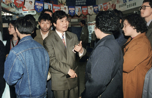20-2 1994年，张近东在店内与顾客交流。