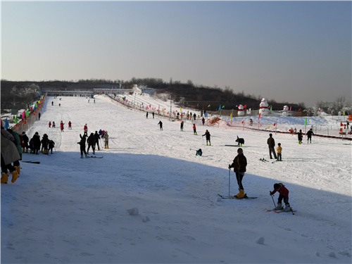 河南伊川河滨街道办事处马营社区集体经济实体——伊龙滑雪场游人如织