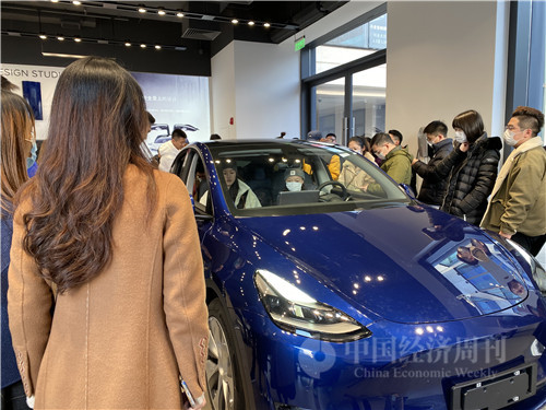 国产Model Y开售就狂降16万“大促”赚足人气。图为1月3日，上海特斯拉门店内市民正在排队进入车内试坐体验。 （宋杰摄）