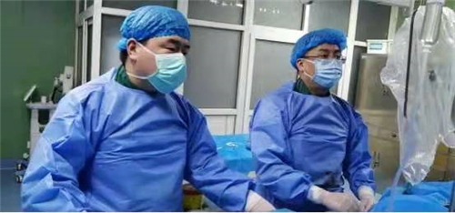 1 心内科二病区主任吕冬冬和医师朱孟南正在在为患者实施手术