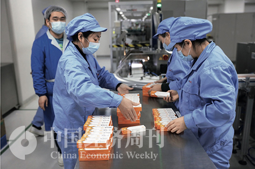 20-1 疫苗生产已开启“加速”模式。北京科 兴中维公司人员正高强度、满负荷工 作，争分夺秒、夜以继