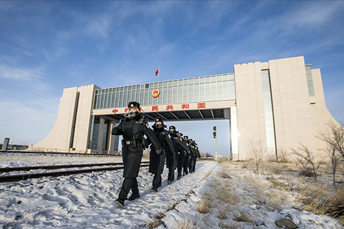 40-1 1月1日，内蒙古 锡林郭勒，二连出入境边 防检查站民警冒着严寒在 国门一线执勤巡逻