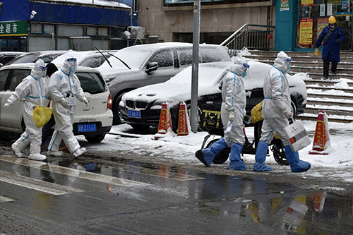 39-3 辽宁大连，防疫人员冒着雨雪天气坚持在一线工作