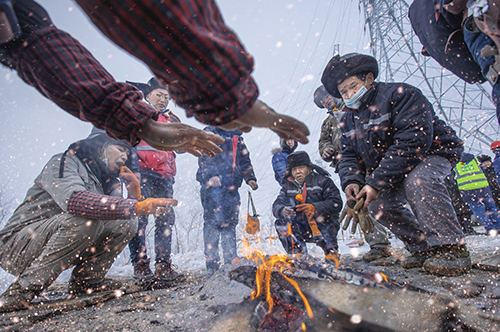 41-2 1月5日，新疆乌鲁木齐遇极寒天气，最低气温降至 -28°C，某 110 千伏输变电工程施工