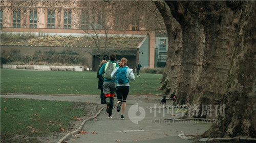 公园里零零散散可以看到非常热爱跑步的伦敦人。