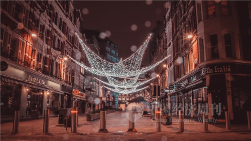 最著名的牛津街还挂着圣诞节时的彩灯，相比于平时，晚上几乎没什么人，摄影师架着三脚架在路上拍了大概5分钟，没有人走过。