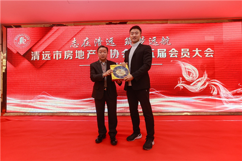 其父亲是清远市知名企业——樵顺房地产开发有限公司董事长何乃添