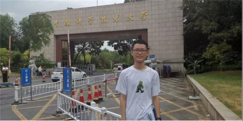 7.该校李浩源同学被中科大少年班录取，为全省唯一一人
