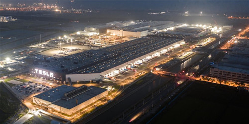 上海超级工厂——Model 3工厂（近景）、Model Y工厂（远景）