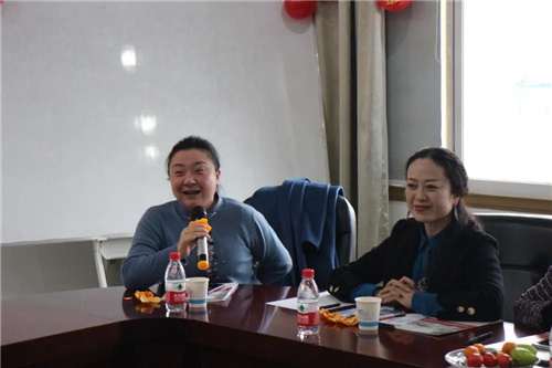 重庆市女企业家协会秘书长孙琳主持会议