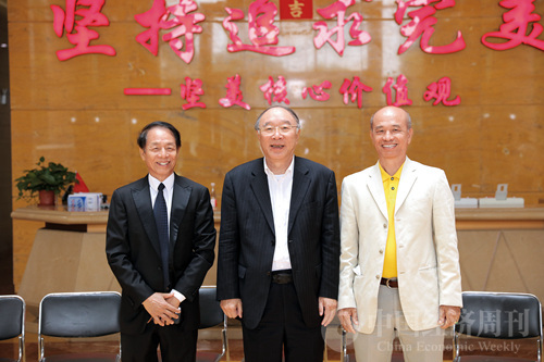 2 坚美铝业曹锐斌董事长、曹湛斌董事长与复旦大学特聘教授、重庆市原市长黄奇帆在参观现场交流。