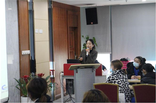 4重庆市南岸区人民医院临床内科钟艺医生以《糖尿病基础医学知识》、《糖尿病的监测和教育》为题，向大家进行糖尿病的专业知识授课。