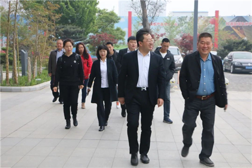 宁夏钢铁集团总经理王黎明一行到东岭集团参观交流