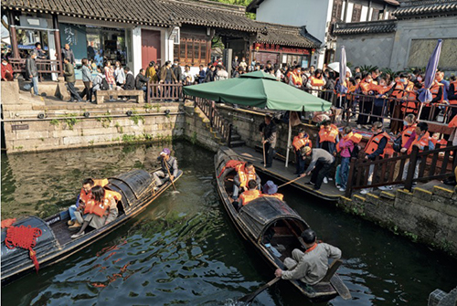 54-1 4月4日，浙江绍兴踏青游受热捧，游客争相乘坐乌篷船，游览鲁迅故里。