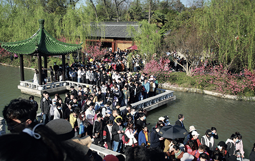 54 4月4日，在江苏扬州瘦西湖风景区，游人如织。 