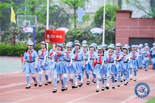 重庆两江新区万年路小学举行体育节学生化身小红军