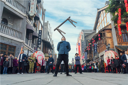 重庆两江影视城五一上演民间杂耍大比拼