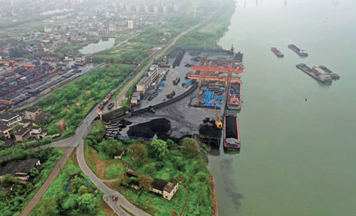 58 湖南湘潭市，铁牛埠码头下游湘江上出现明显黑色污染带