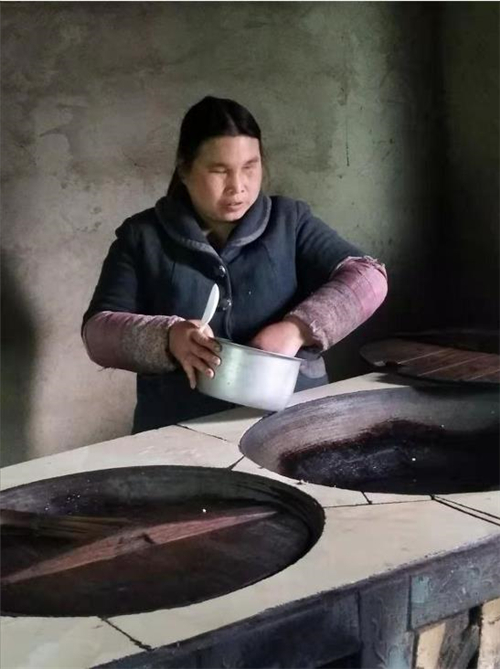 身残志坚的伍银莲