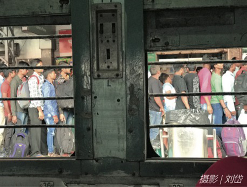 102-2 排队上火车的印度群众，普那离孟买约50公里。