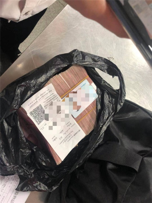 据了解,这14万元现金是吴先生多年打工的积蓄,准备带回老家建房子用