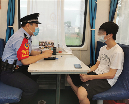 高考少年离家出走散心,乘警耐心劝返