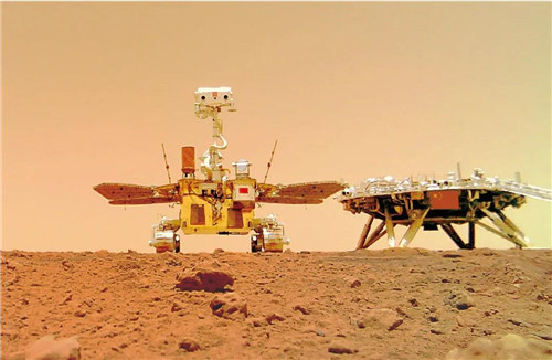 由“祝融号”火星车拍摄的“着巡合影”影像图。图片来源：国家航天局