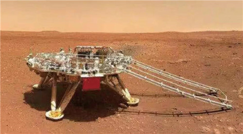 “中国印迹”图，是火星车行驶到着陆平台东偏南60°方向约6米处，拍摄的着陆平台影像图。图片来源：国家航天局