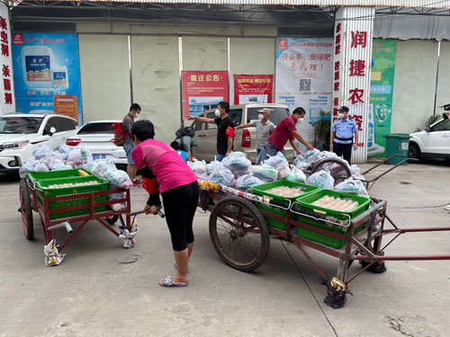 40 广州公安和农贸市场人员合力完成物资搬运、清点和整理工作。图片来源：广州公安