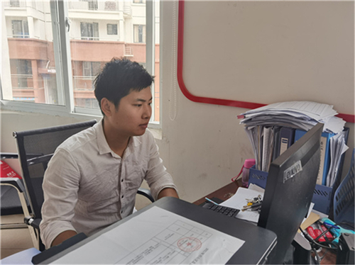 图2：工作中的黎绪