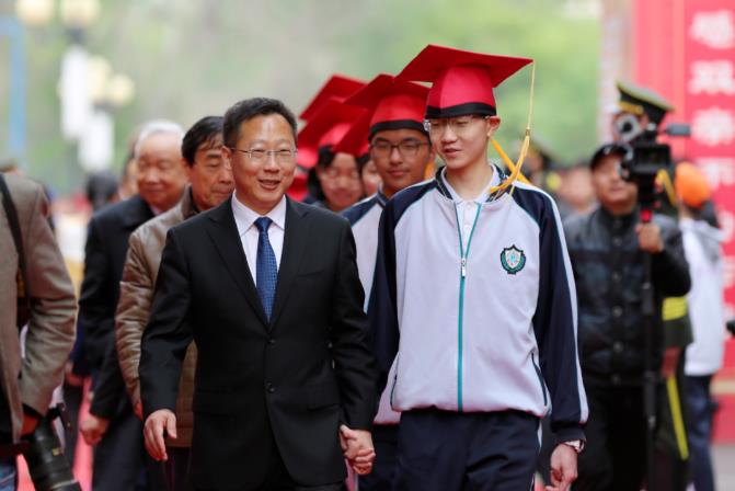 专访衡水中学校长郗会锁坚持全面发展高三学生每天睡85小时